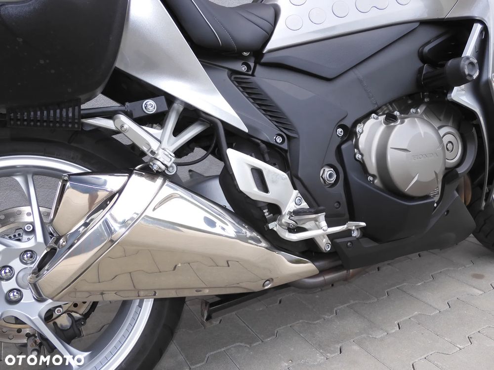 Honda VFR - 13
