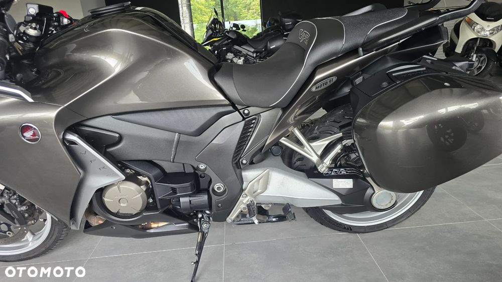 Honda VFR - 16