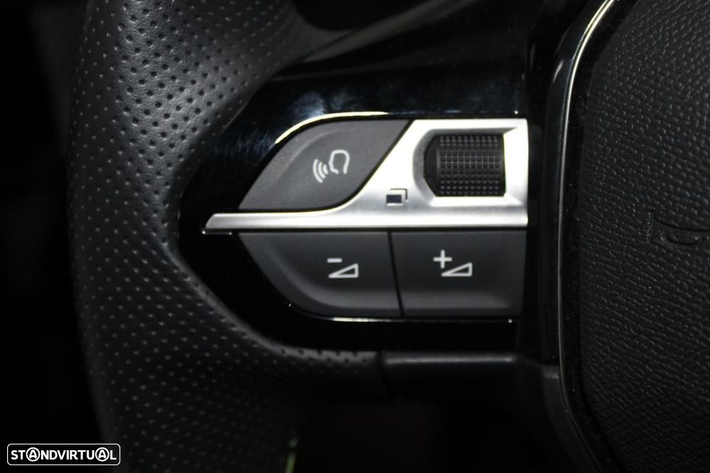 Peugeot e-2008 50 kWh GT - 15