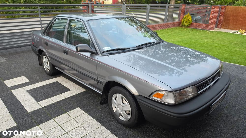Toyota Corolla 1.6 GL - 9