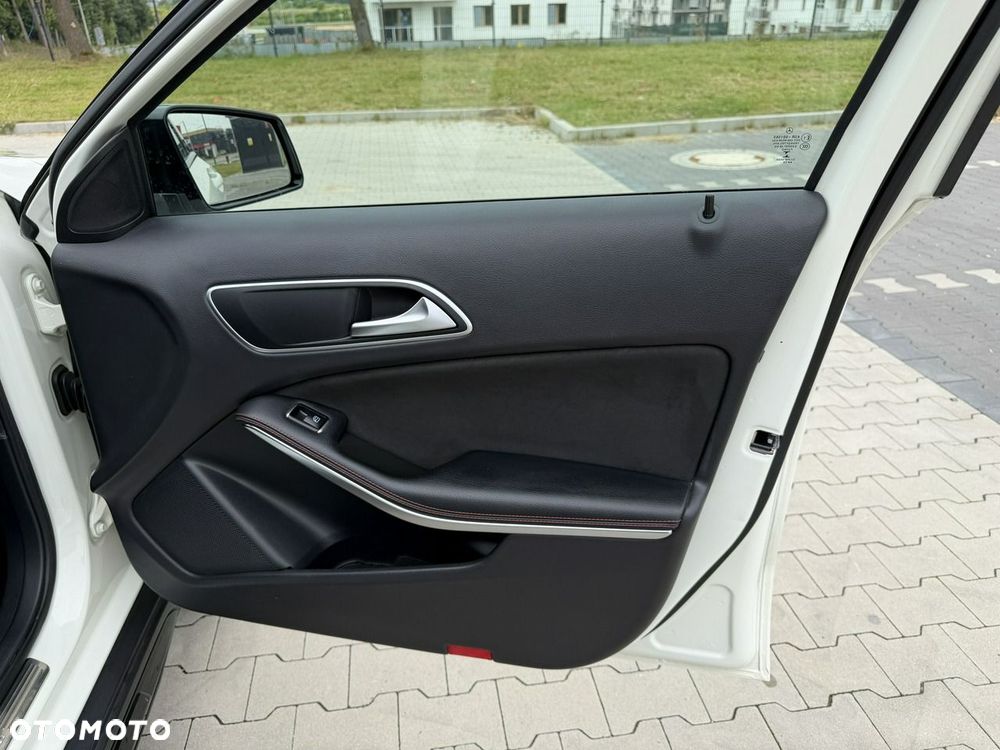 Mercedes-Benz GLA 220 CDI 7G-DCT AMG Line - 35