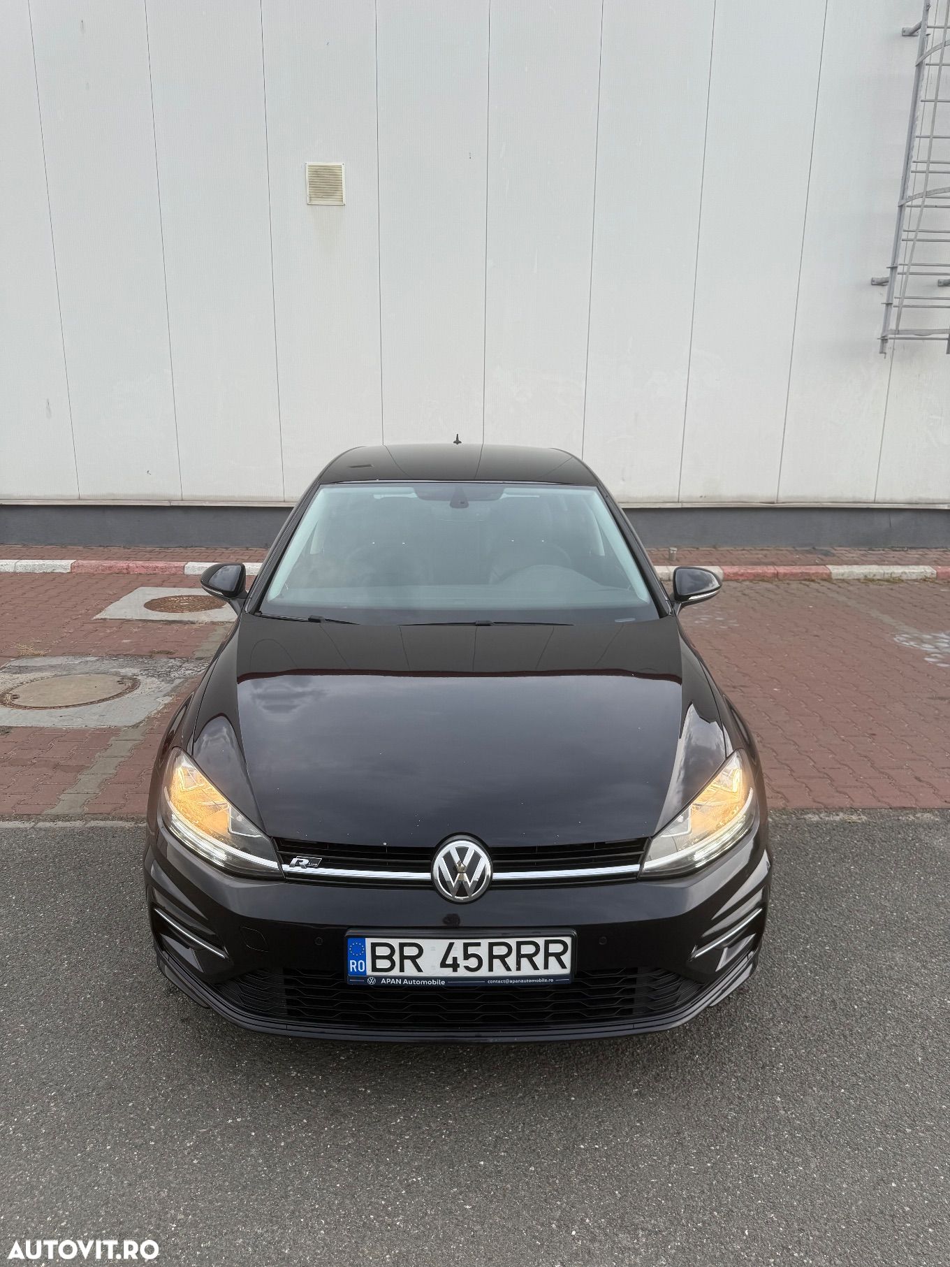 Volkswagen Golf - 1