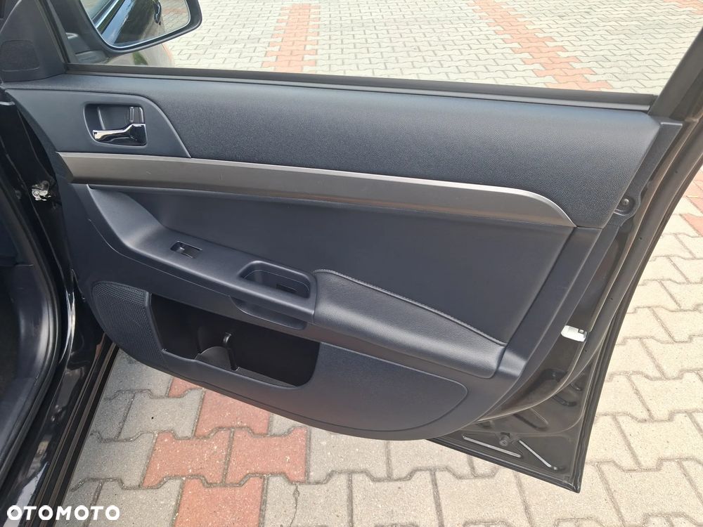 Mitsubishi Lancer 1.6 Intense - 26