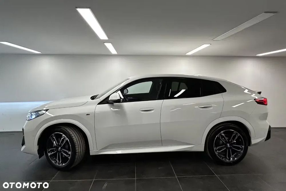 BMW iX2 eDrive20 66.5kWh M Sport - 6