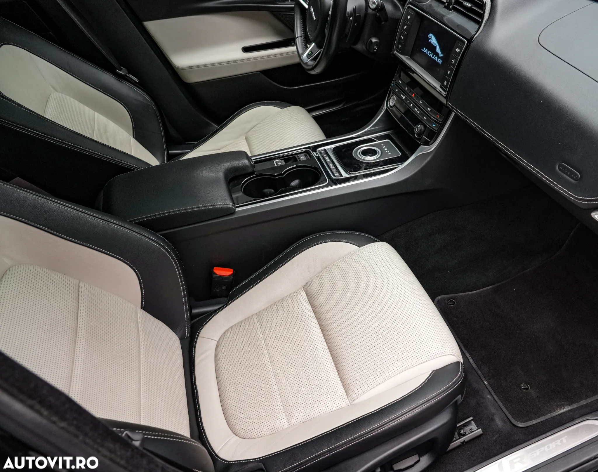 Jaguar XE 2.0 R-Sport - 13