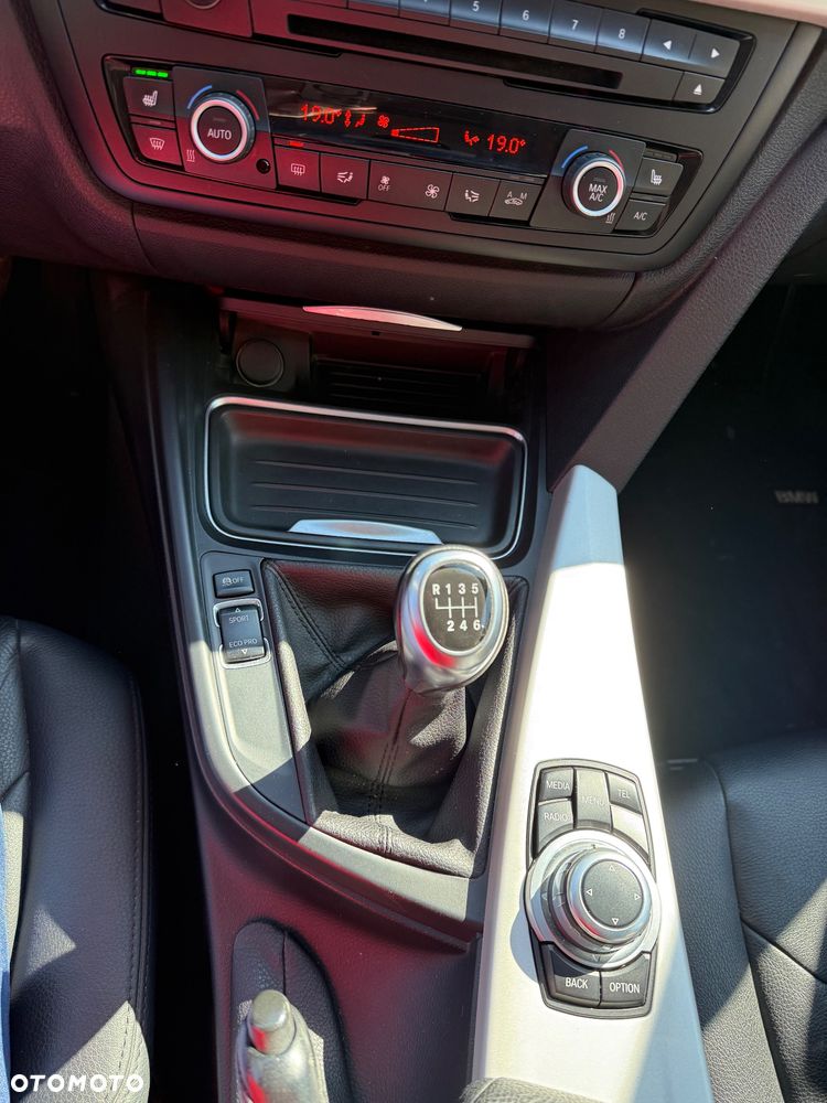 BMW Seria 3 320i - 16