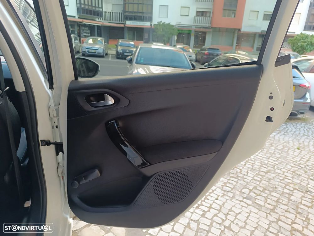 Peugeot 208 1.2 VTi SE Style - 29