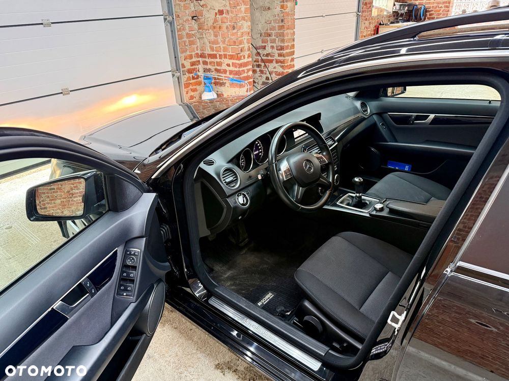 Mercedes-Benz Klasa C 180 (BlueEFFICIENCY) Elegance - 4