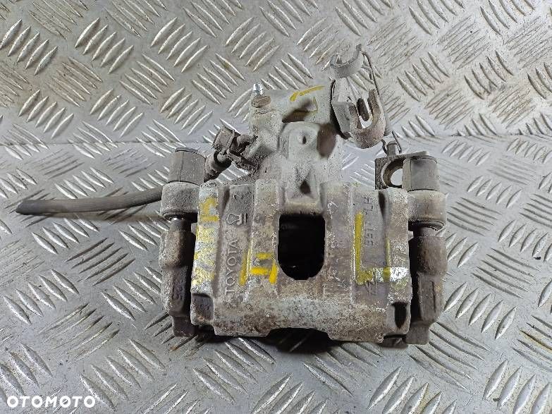 ZACISK LEWY TYLNY TOYOTA YARIS II - 1