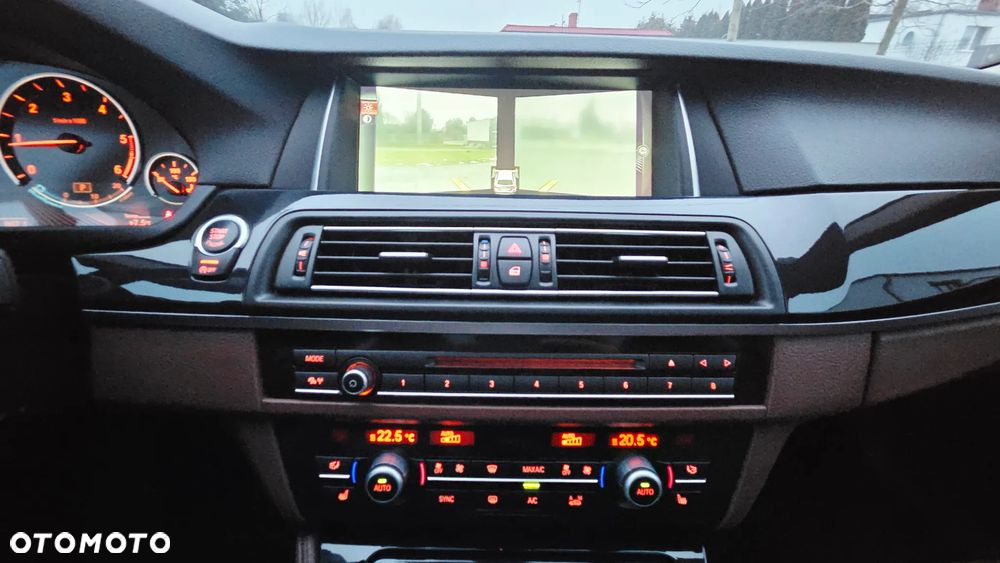 BMW Seria 5 525d xDrive - 14
