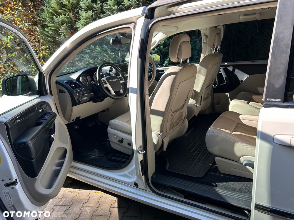 Chrysler Town & Country - 13