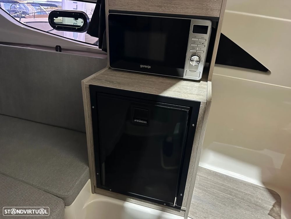Quicksilver Activ 875 Sundeck - 14