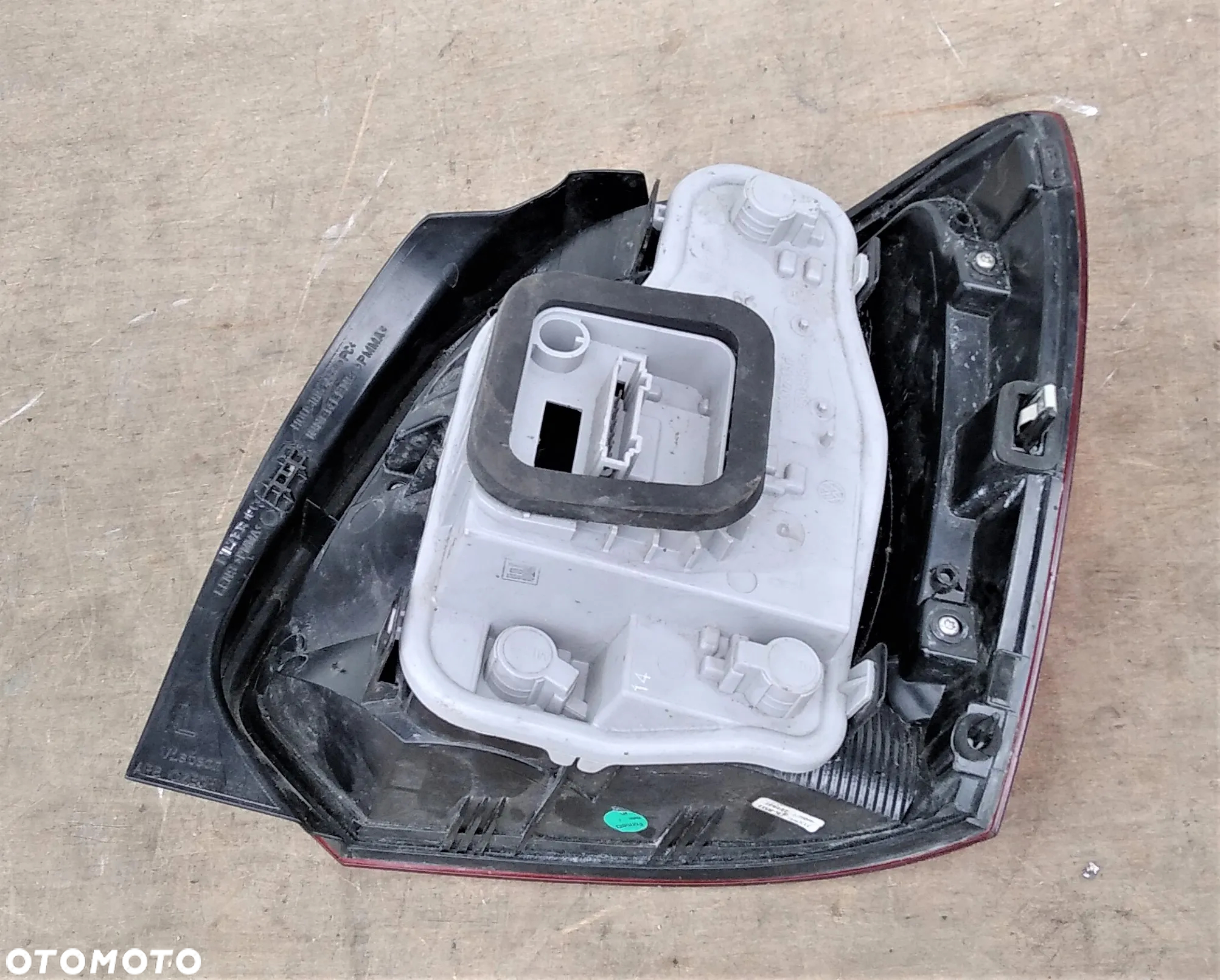 VW POLO 6R0 09-13 LAMPA LEWA TYŁ - 3