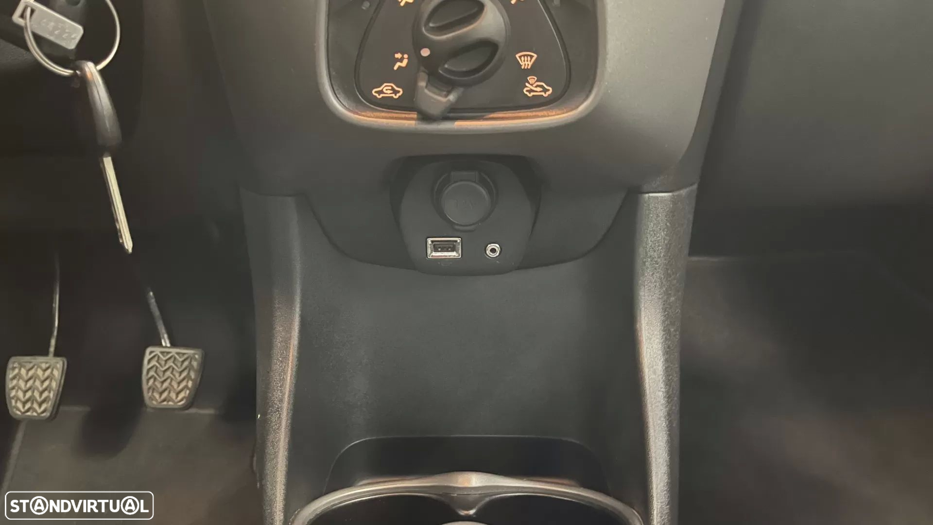 Toyota Aygo X Black&White - 29