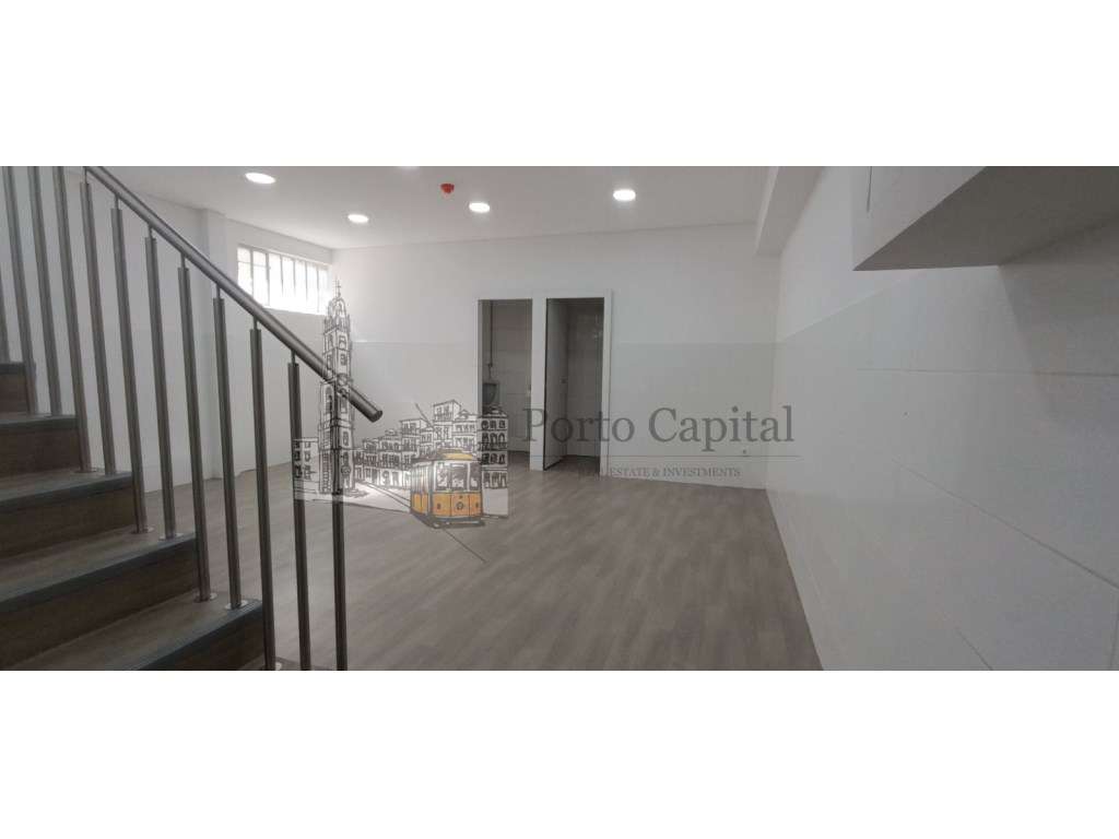 EXCELENTE LOJA NO CORAÇÃO DO PORTO, COM DUAS CASAS DE BANHO. 
- A ... - Grande imagem: 3/24