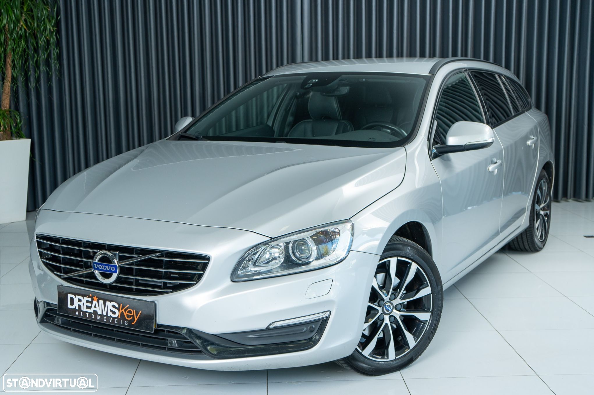 Volvo V60 2.0 D3 Momentum Geartronic - 1