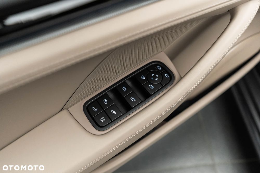 Porsche Panamera 4 E-Hybrid PHEV - 22