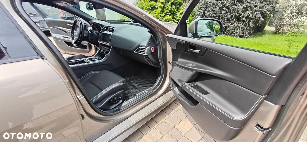 Jaguar XE 2.0 D R-Sport - 12
