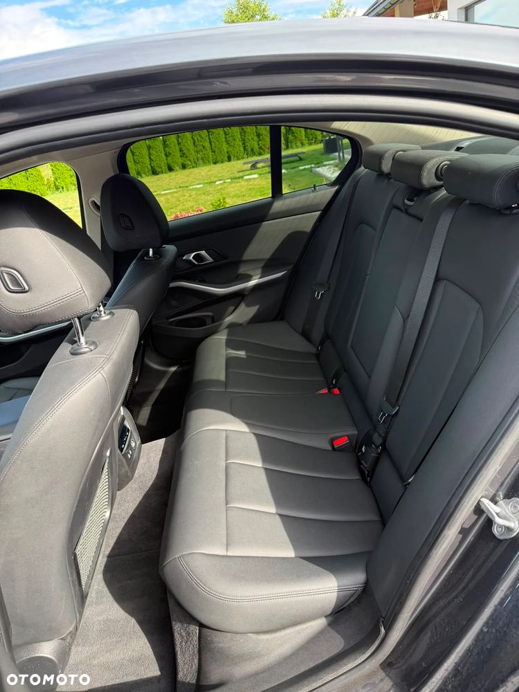 BMW Seria 3 318d Edition M Sport Shadow - 17