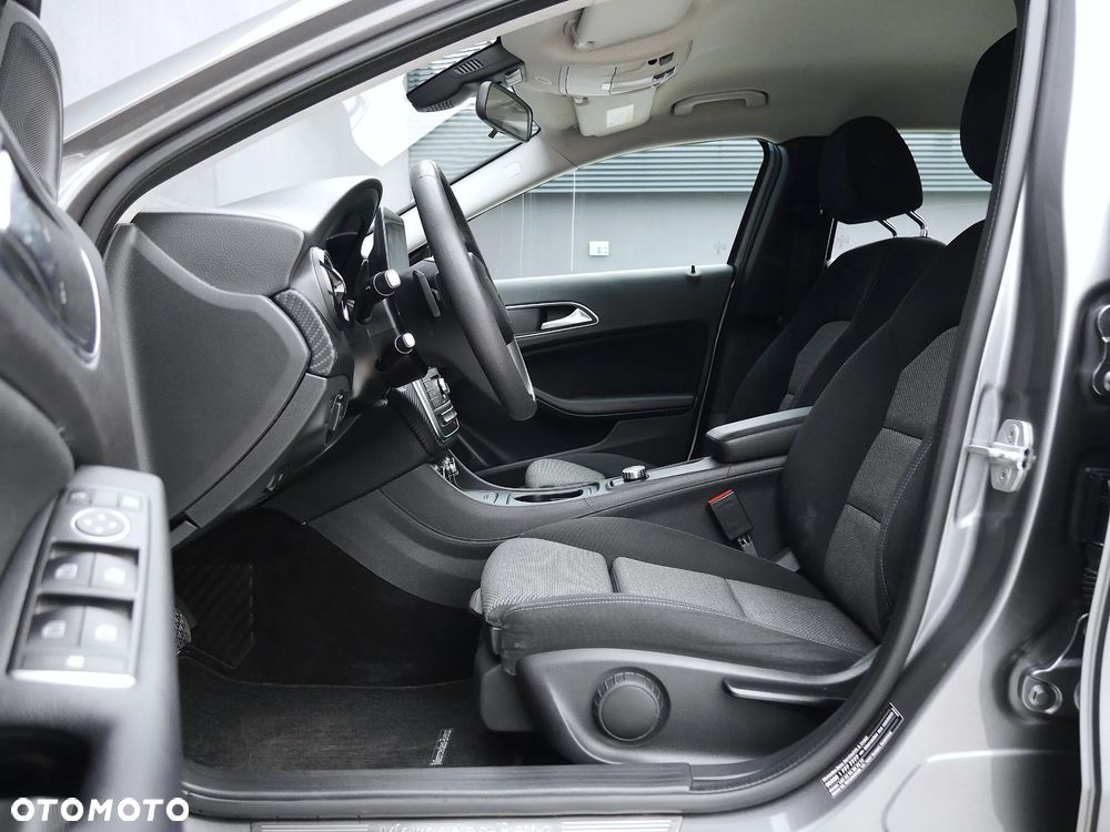 Mercedes-Benz GLA 180 7G-DCT - 11