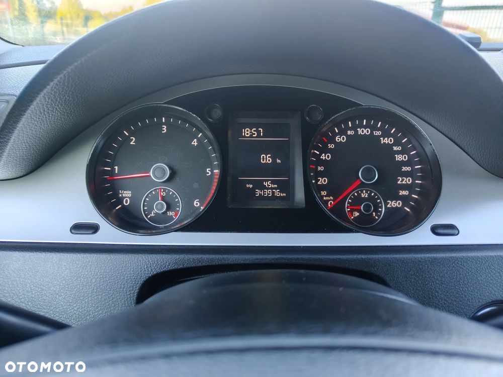 Volkswagen Passat Variant 2.0 TDI DPF BlueMot Comfortline - 17