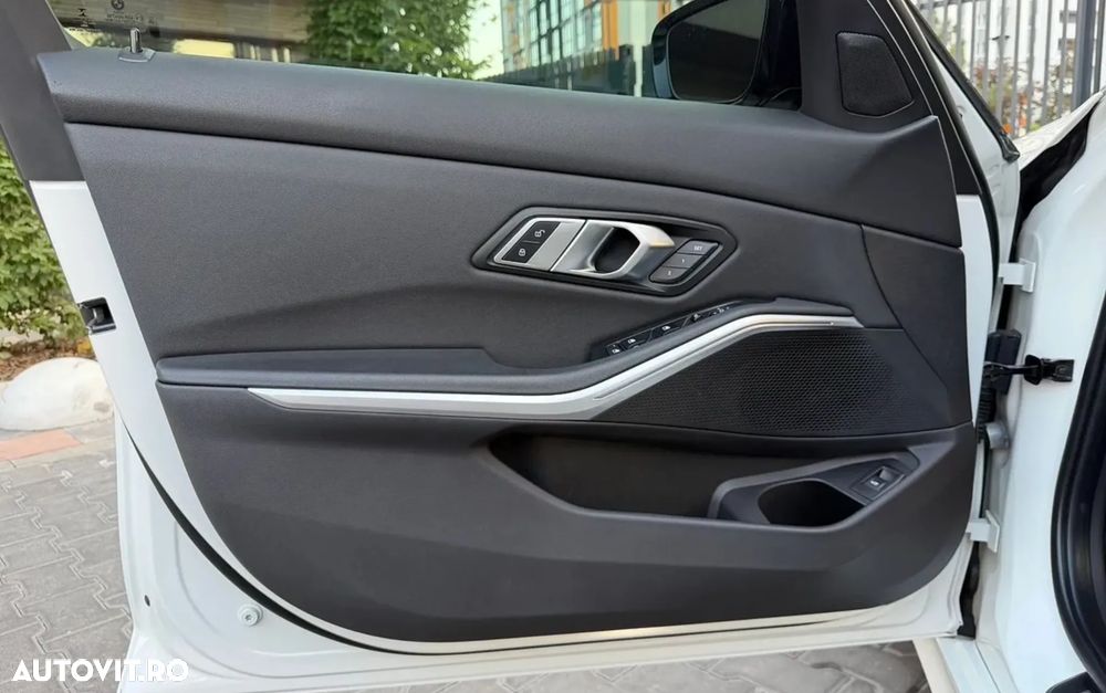 BMW Seria 3 330i AT M Sport - 9