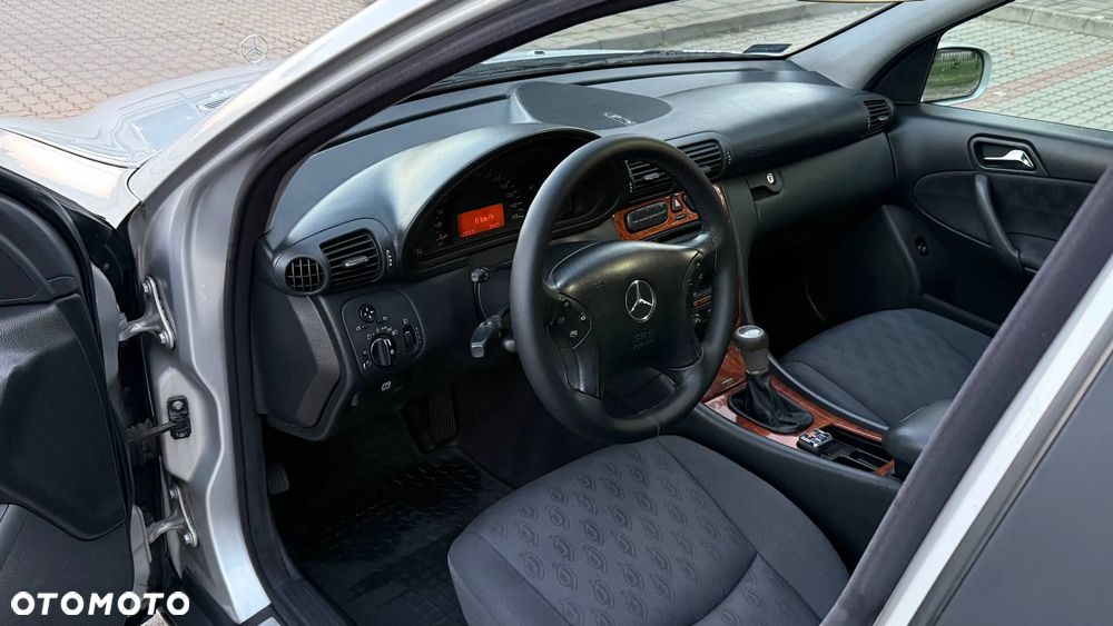 Mercedes-Benz Klasa C 220 CDI Classic - 16