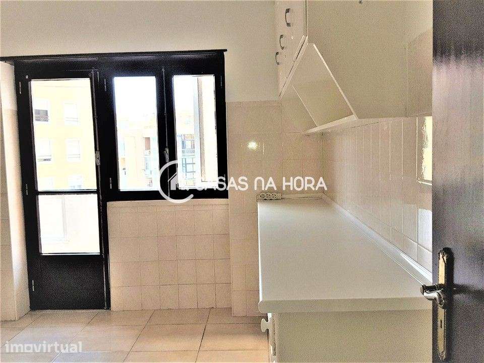 T2 com duas varandas fechadas para arrendamento em Setúbal - Grande imagem: 2/18