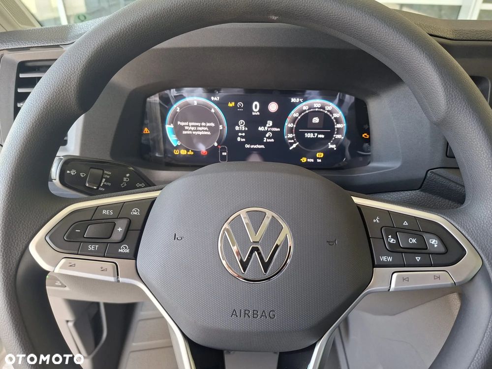 Volkswagen Crafter 35 Furgon, BRYGADÓWKA 7 osobowa, z wysokim dachem silnik: 2,0 l EURO VI SCR 140 KM / skrzynia biegów: Przedni napęd manualna 6-biegowa rozstaw osi: 4490 mm - 11