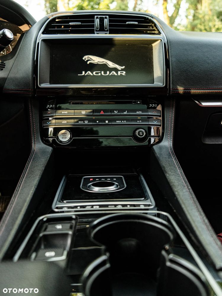 Jaguar F-Pace 2.0 i4D AWD R-Sport - 10