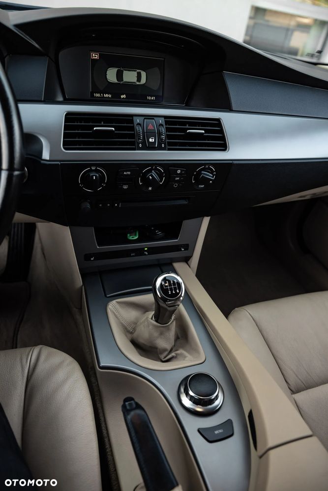 BMW Seria 5 525xi - 34