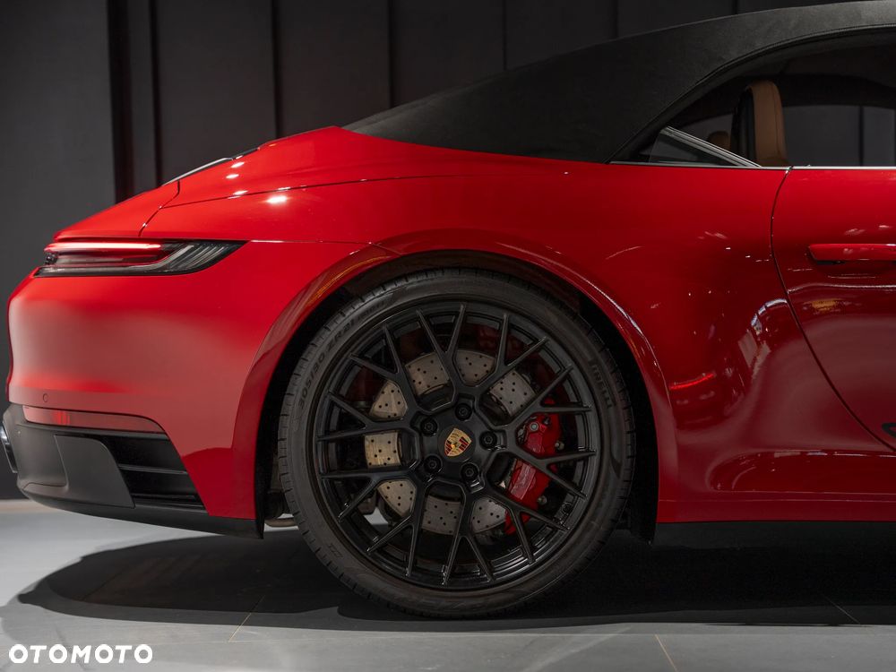 Porsche 911 Carrera 4 GTS - 10
