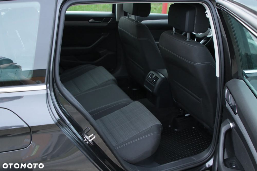 Volkswagen Passat Variant 2.0 TDI EVO Business DSG - 15
