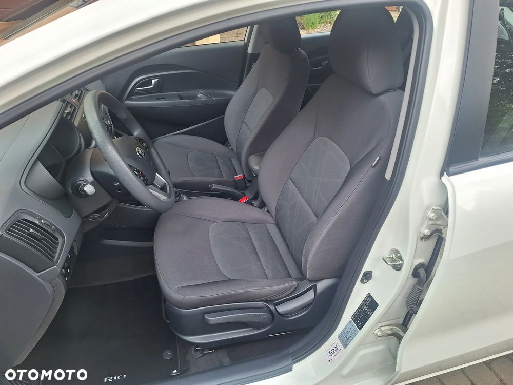 Kia Rio 1.2 L - 8