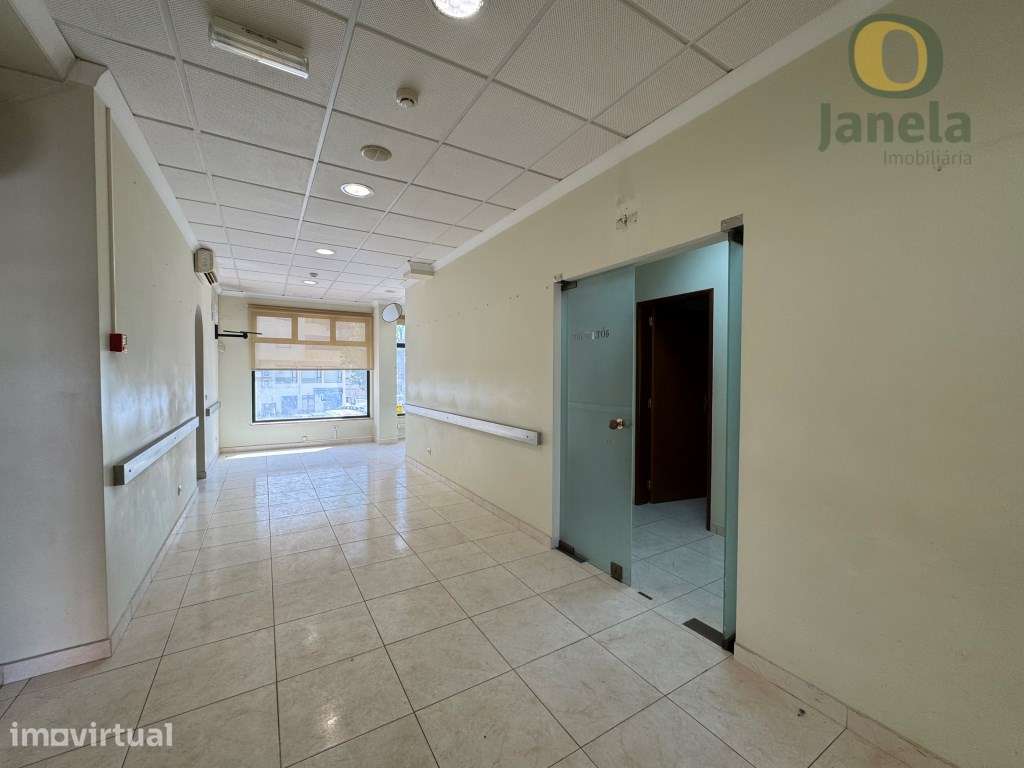 Espaço Comercial junto ao Hospital de Faro - 122,87 m² e 2 Lugares ... - Grande imagem: 5/13
