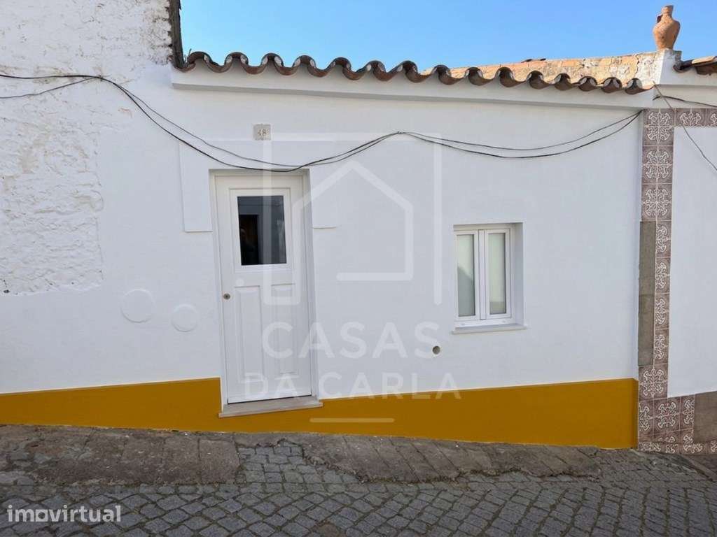Moradia T1 para Recuperação Total com Amplo Espaço Exterior - Grande imagem: 2/19