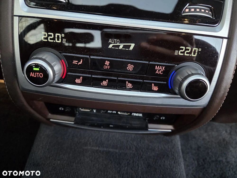 BMW Seria 7 740Li xDrive - 23