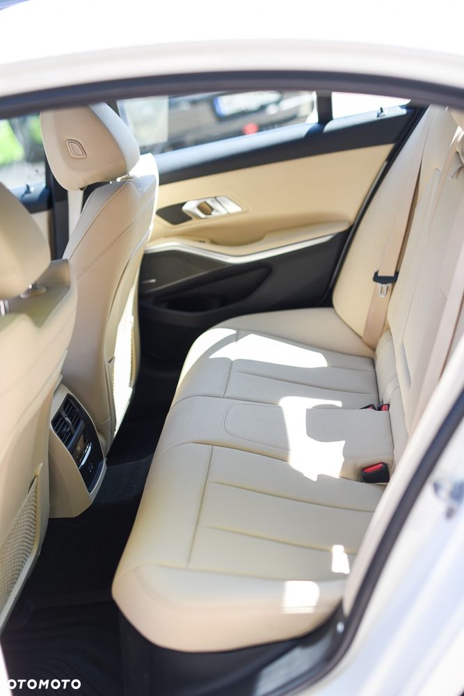 BMW Seria 3 330i Sport Line sport - 23