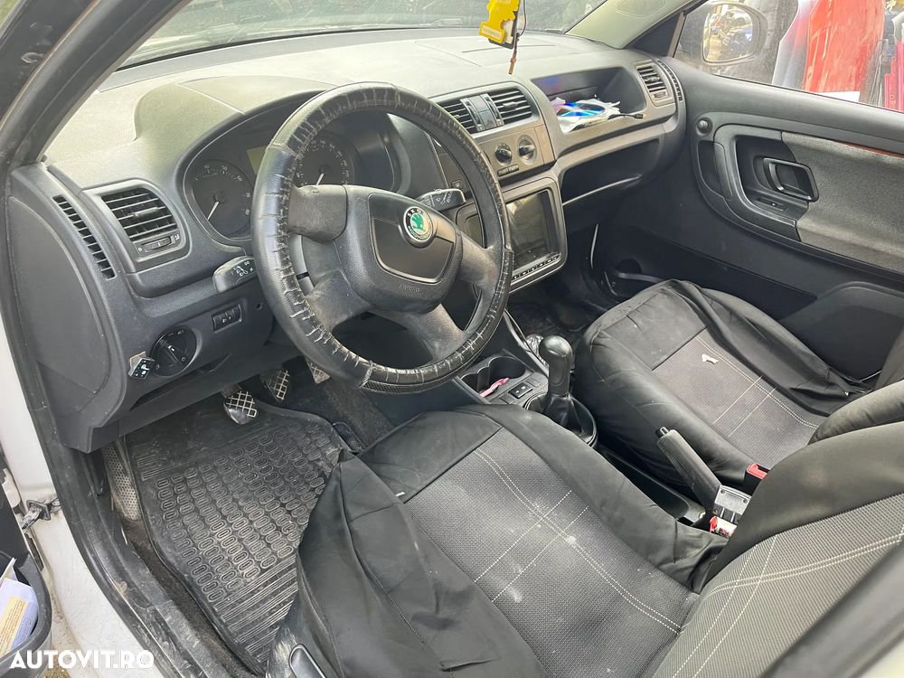 Dezmembrez Skoda Fabia 2 facelift 2012 alb 1,2 benzina - 10