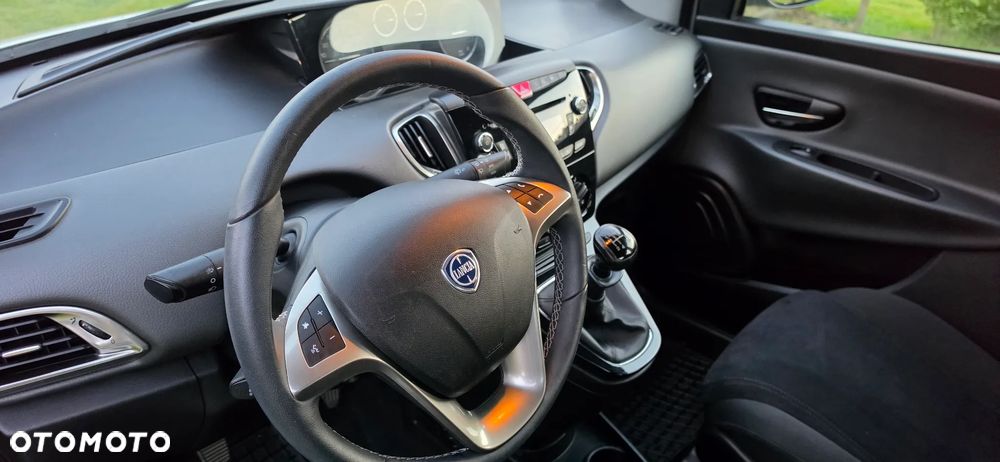 Lancia Ypsilon 1.2 8V Silver - 3