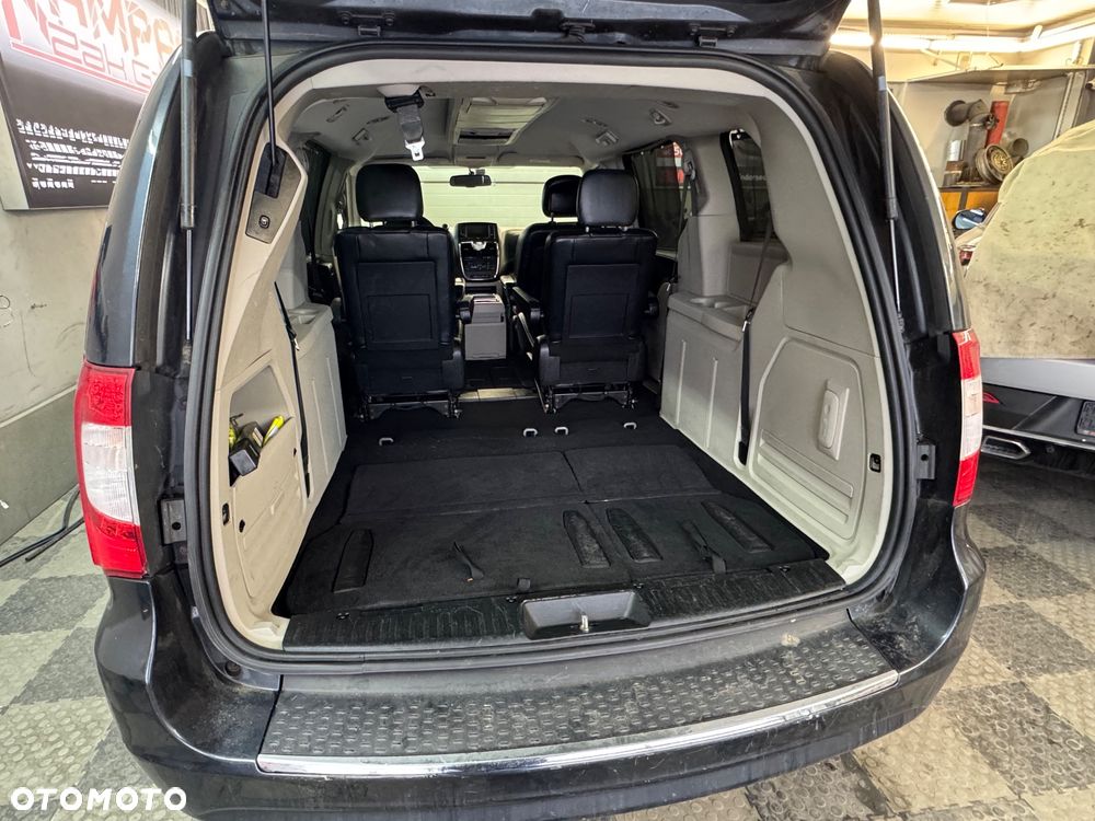 Chrysler Town & Country 3.6 Limited - 26