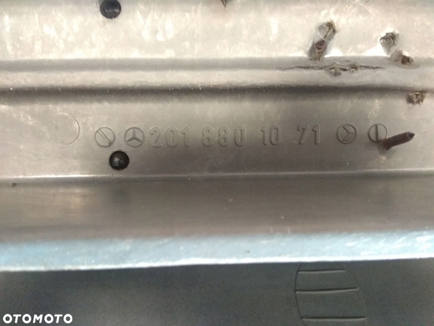 MERCEDES W201 ZDERZAK TYŁ WĄSKA LISTWA  BELKA ORG - 7