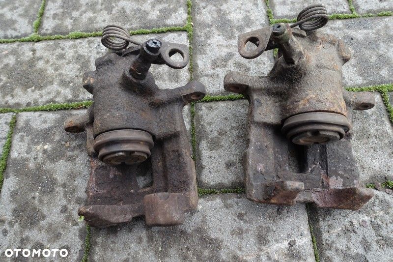 ZACISK LEWY PRAWY TYŁ VW T4 - 2