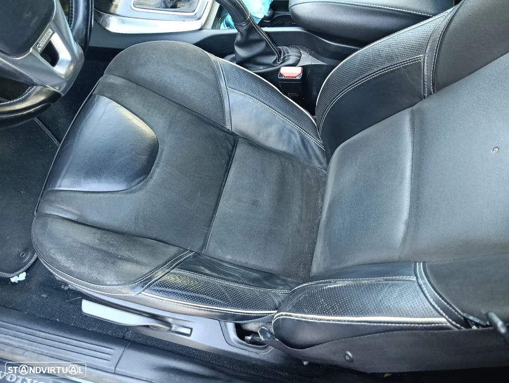 Volvo V40 1.6 D2 R-Design — fotografia 34