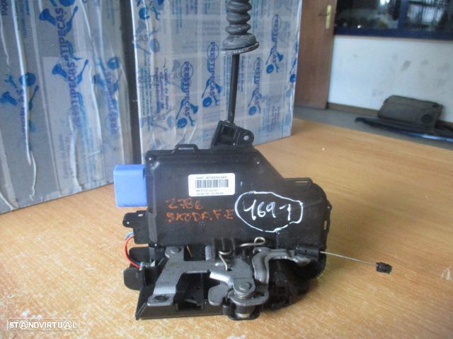 Fecho 3D1837015AP VW GOLF 5 1K 2005 1.9TDI 105CV 5P BEGE FESQ 9 PINOS VW JETTA 3 2007 1.9TDI 105CV 4P PRETO FE - 1