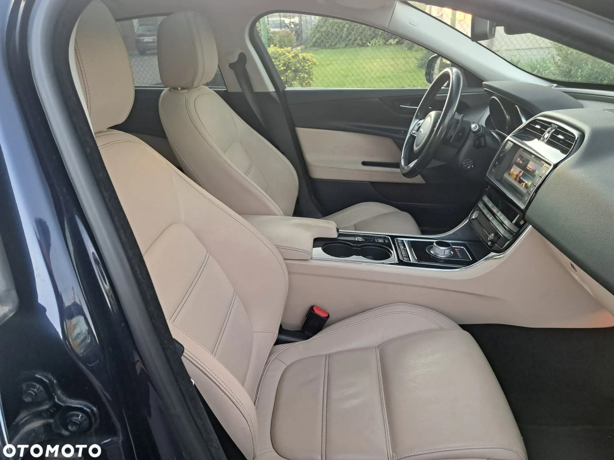 Jaguar XE 2.0 D Prestige - 11