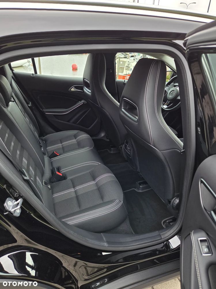 Mercedes-Benz GLA 200 7G-DCT Urban - 19