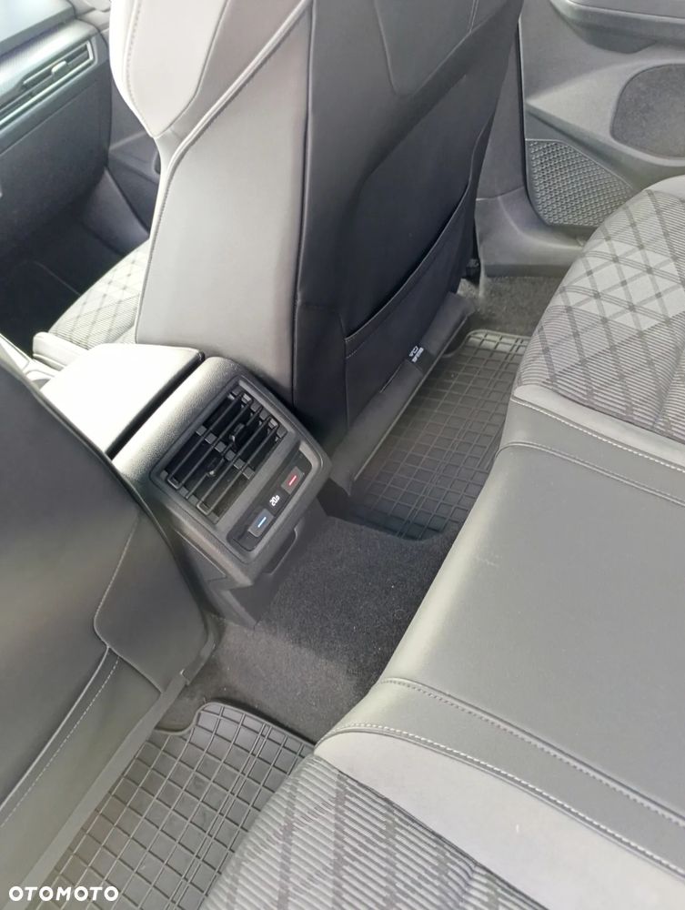 Volkswagen Golf VIII 1.5 eTSI EVO R-Line DSG - 32