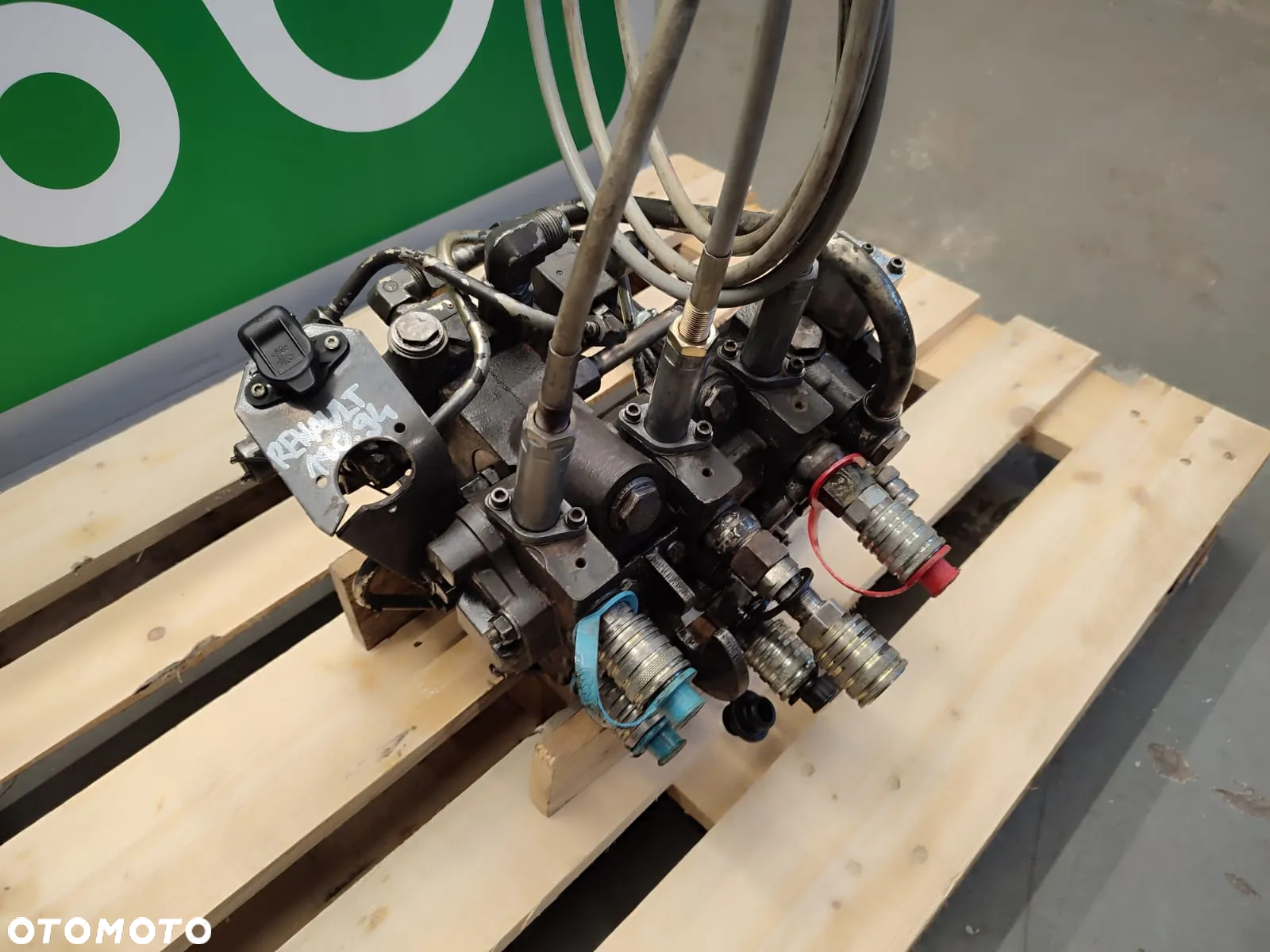 Rozdzielacz hydrauliczny 227397 77000273 Renault 180.94 TZ - 6