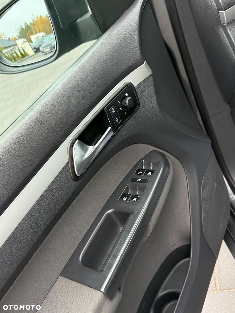 Volkswagen Touran 1.6 TDI DPF BlueMotion Technology Trendline - 23